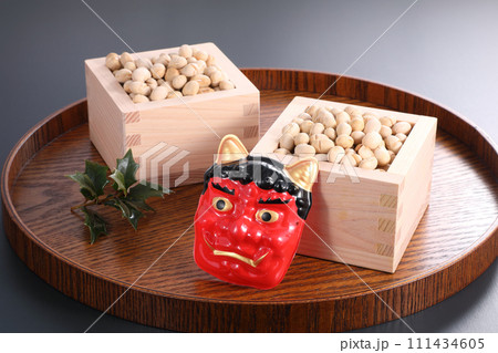 節分 枡に入った大豆 節分 枡に入った大豆 111434605