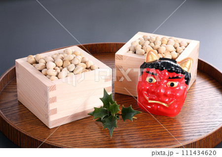 節分 枡に入った大豆 111434620
