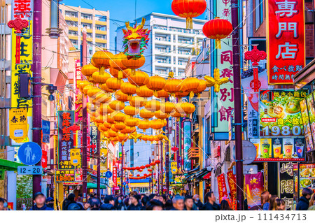日本の横浜都市景観 2024春節燈花の横浜中華街。中華街大通り側のドラゴン提灯＝令和6年2月8日 111434713