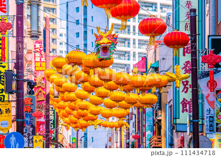 日本の横浜都市景観 2024春節燈花の横浜中華街。中華街大通り側のドラゴン提灯＝令和6年2月8日 111434718
