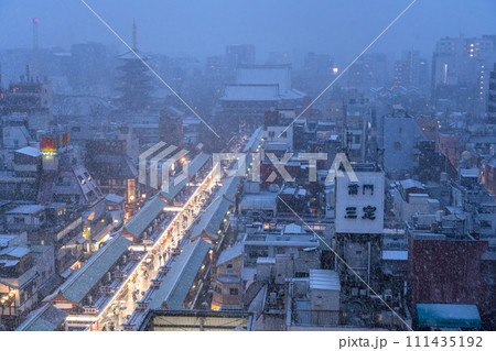 《東京都》雪景色の浅草・2024年2月5日東京の大雪 111435192