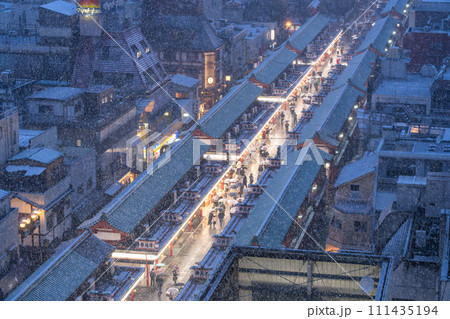 《東京都》雪景色の浅草・2024年2月5日東京の大雪 111435194
