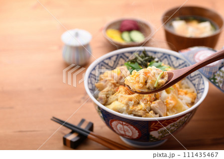 親子丼と味噌汁と漬物 111435467