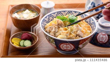 お盆にのせた親子丼と味噌汁と漬物 お盆にのせた親子丼と味噌汁と漬物 111435486