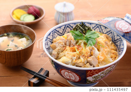 熱々出来立ての親子丼 熱々出来立ての親子丼 111435497