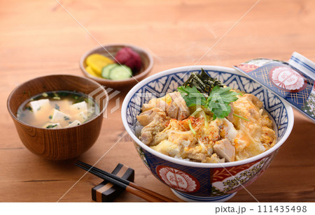 熱々出来立ての親子丼 熱々出来立ての親子丼 111435498