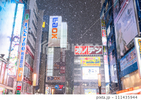 《東京都》雪景色の秋葉原電気街・2024年2月5日大雪の東京 《東京都》雪景色の秋葉原電気街・2024年2月5日大雪の東京 111435944