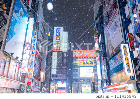《東京都》雪景色の秋葉原電気街・2024年2月5日大雪の東京 111435945