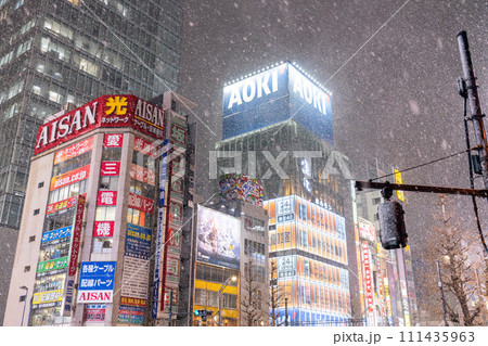 《東京都》雪景色の秋葉原電気街・2024年2月5日大雪の東京 111435963