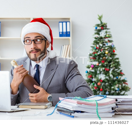 Young businessman celebrating christmas in the office 111436027