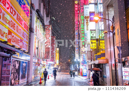 《東京都》雪景色の秋葉原電気街・2024年2月5日大雪の東京 111436209