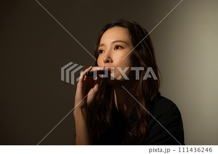 タバコを吸う女性 111436246