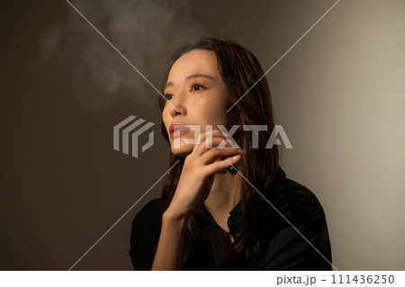 タバコを吸う女性 111436250