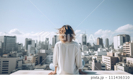 屋上から都会を眺める女性の後ろ姿 111436310