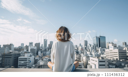屋上から都会を眺める女性の後ろ姿 111436312