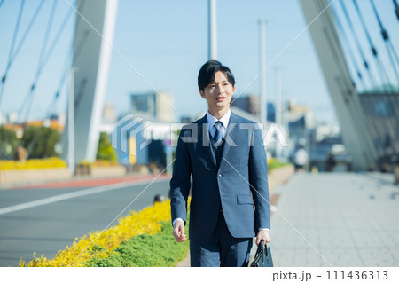 スーツを着た若い男性 111436313