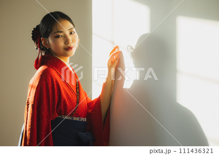 赤い振袖に袴　　 111436321