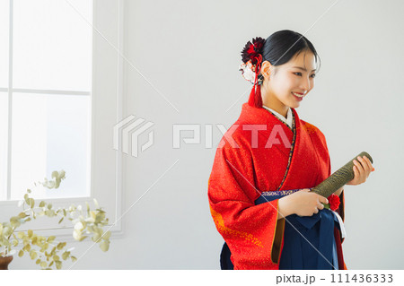 赤い振袖に袴　　 111436333