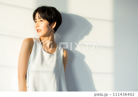 朝日を浴びる女性 朝日を浴びる女性 111436402