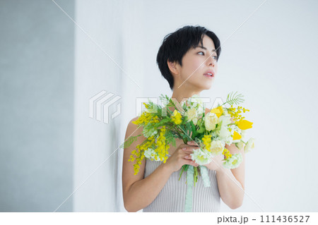花束を持つ若い女性 花束を持つ若い女性 111436527