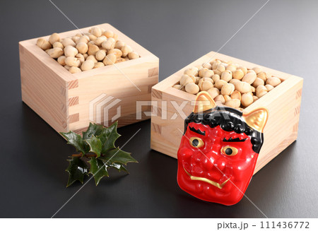 節分 枡に入った大豆 節分 枡に入った大豆 111436772