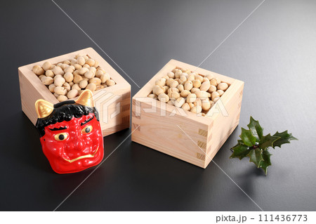 節分 枡に入った大豆 節分 枡に入った大豆 111436773