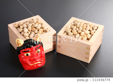 節分 枡に入った大豆 111436774