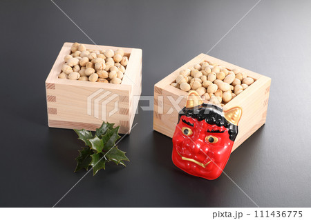 節分 枡に入った大豆 節分 枡に入った大豆 111436775