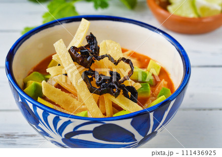 メキシコ料理のソパ・デ・トルティージャ（ソパ・アステカ） 111436925