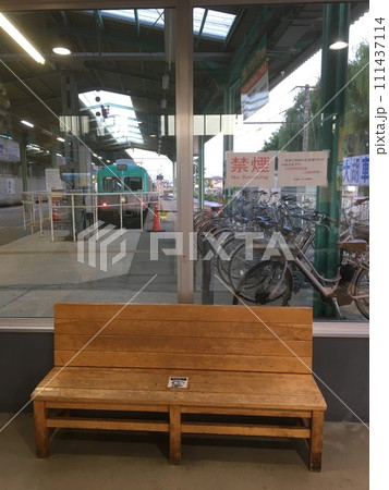 中央前橋駅で発車を待つ電車と木の長椅子 中央前橋駅で発車を待つ電車と木の長椅子 111437114