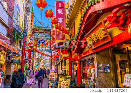 日本の横浜都市景観 2月。市場通りから見る「五福臨門 人壽年豊」(関帝廟通り側） 111437265
