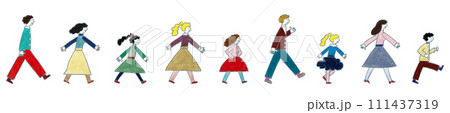 人々 歩く男女 大人と子供 人々 歩く男女 大人と子供 111437319