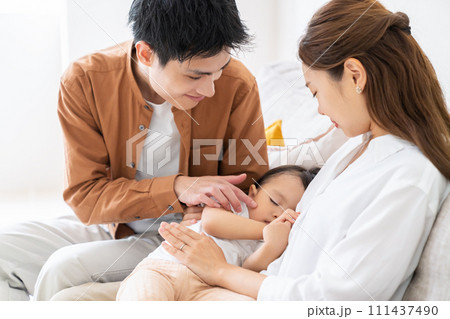 眠る赤ちゃん 3人家族 眠る赤ちゃん 3人家族 111437490