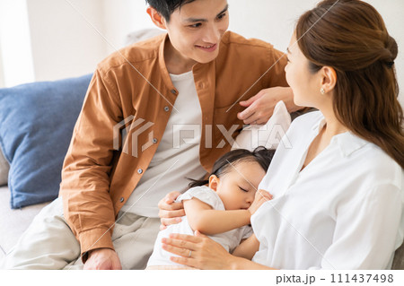 眠る赤ちゃん 3人家族 眠る赤ちゃん 3人家族 111437498