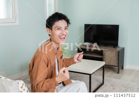 テレビを見る男性 テレビを見る男性 111437512