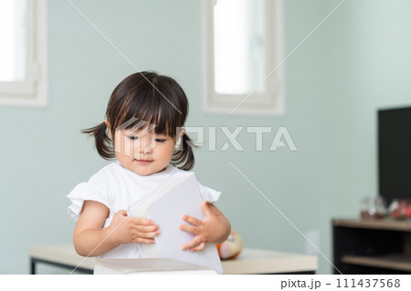 笑顔の赤ちゃん 111437568