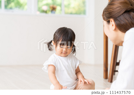 お母さんと赤ちゃん 111437570