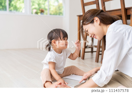 お母さんと赤ちゃん 111437578