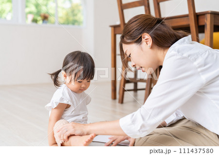 お母さんと赤ちゃん 111437580