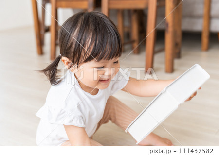 笑顔の赤ちゃん 笑顔の赤ちゃん 111437582