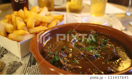 ベルギーの伝統料理、カルボナード(牛肉のビール煮) ブリュッセルのレストランにて ベルギーの伝統料理、カルボナード(牛肉のビール煮) ブリュッセルのレストランにて 111437645