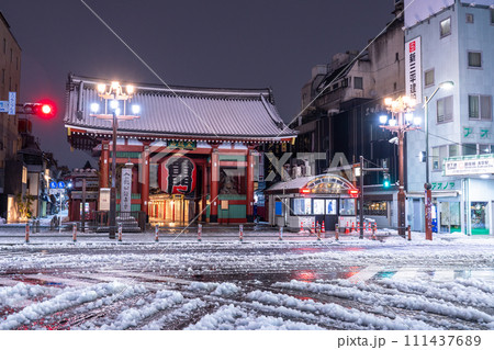 東京都》雪景色の浅草雷門・2024年2月5日東京の大雪の写真素材