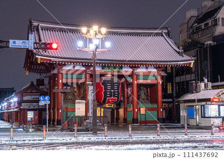 東京都》雪景色の浅草雷門・2024年2月5日東京の大雪の写真素材