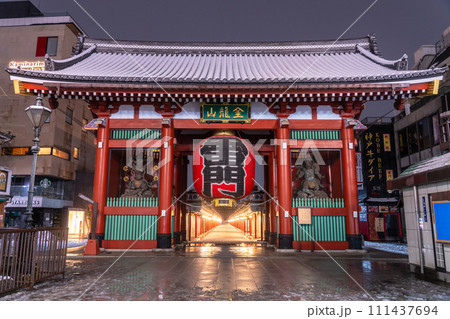 東京都》雪景色の浅草雷門・2024年2月5日東京の大雪の写真素材