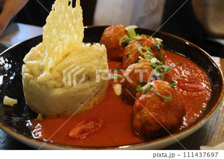 ベルギーの家庭料理、ブレット（肉団子のトマト煮込み）　ブルージュのレストランにて 111437697