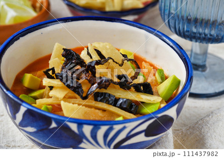 メキシコ料理のソパ・デ・トルティージャ（ソパ・アステカ） 111437982