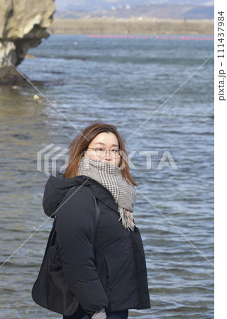 早春の北海道江差町鴎島で30代女性のポートレートを撮影 早春の北海道江差町鴎島で30代女性のポートレートを撮影 111437984