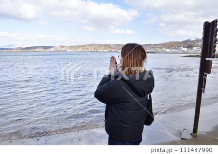 早春の北海道江差町鴎島で30代女性のポートレートを撮影 111437990