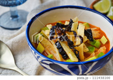 メキシコ料理のソパ・デ・トルティージャ（ソパ・アステカ） 111438100