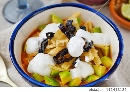 メキシコ料理のソパ・デ・トルティージャ(ソパ・アステカ) メキシコ料理のソパ・デ・トルティージャ(ソパ・アステカ) 111438125